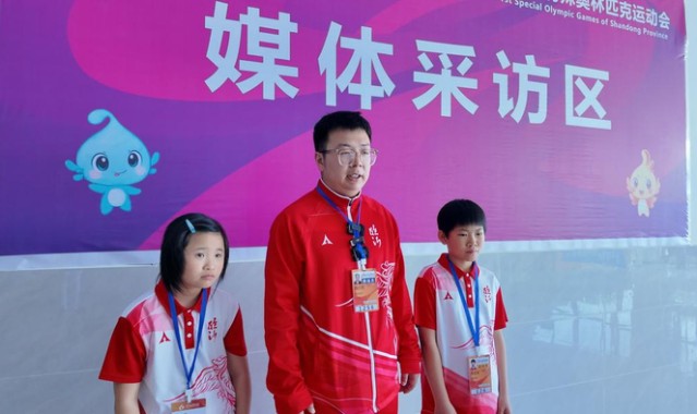 v体育-首金诞生！临沂这两位姑娘夺得第一届特奥会滚球女子双打冠军|金牌|鞠成宝|魏田雨|李芮萱|临沂代表队_新浪新闻