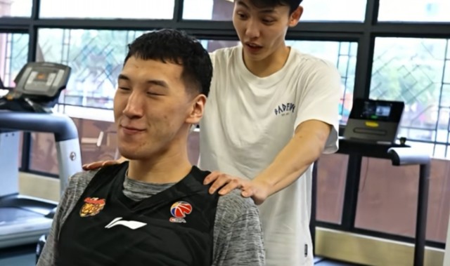 v体育-广东训练更新！徐杰欺负阿旺，崔永熙麦考尔大汗，奎因萨姆纳搞怪|力量训练|杜润旺|力量|国家队|复出_新浪体育_新浪新闻