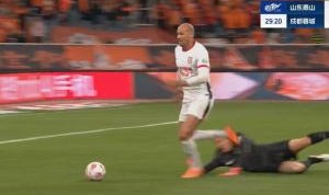 没吹点球也没吹假摔！费利佩疑似被王大雷出击放倒，裁判无表示